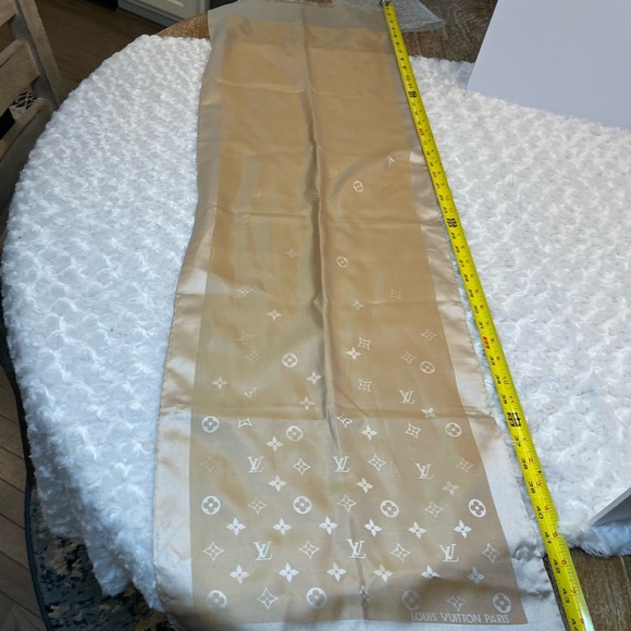 LOUIS VUITTON SILK Beige Monogram Capri Scarf - Picture 8 of 9
